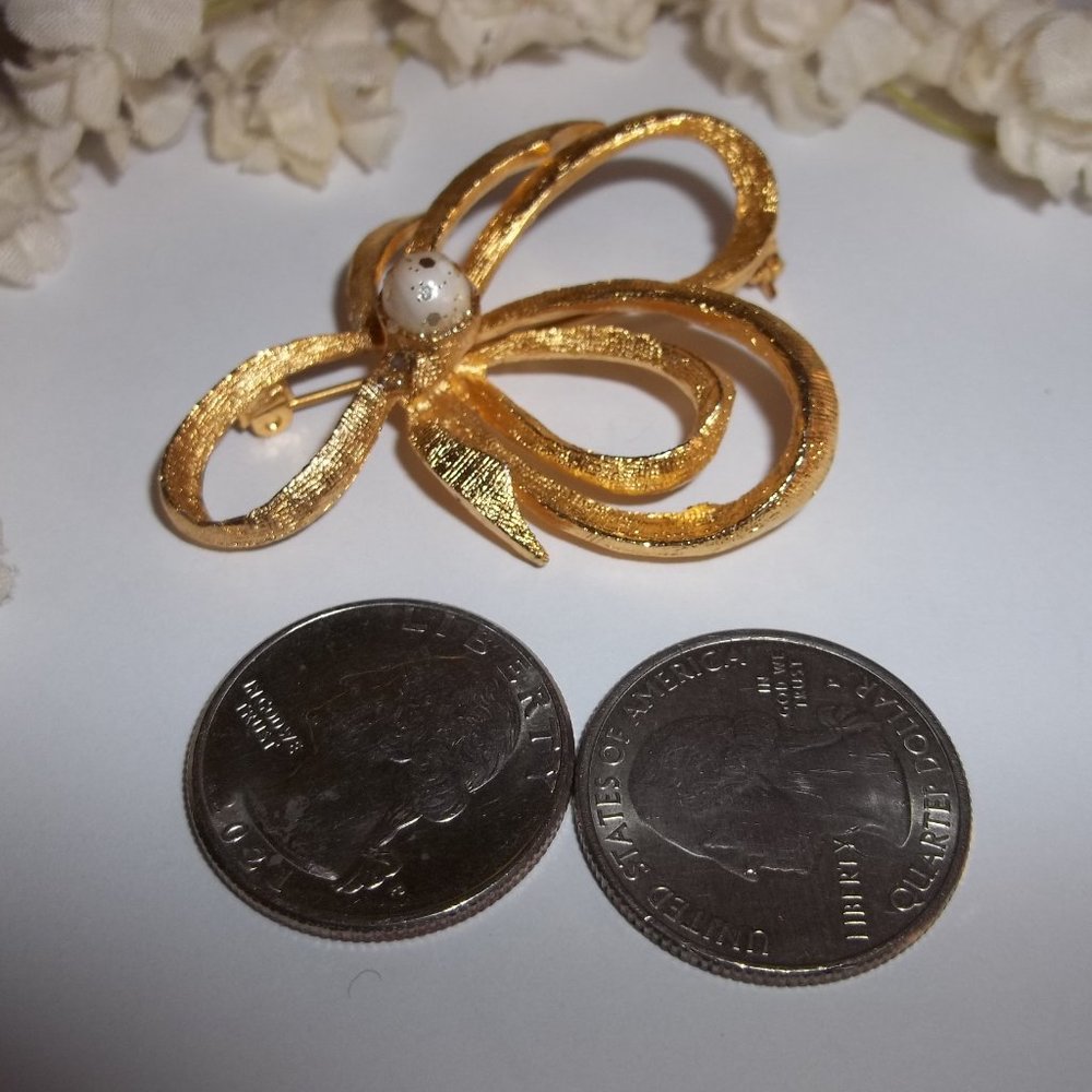 Vintage Bow Brooch with Faux White Pearl Center Pin Retro Costume Jewelry C424 - Picture 2 of 6